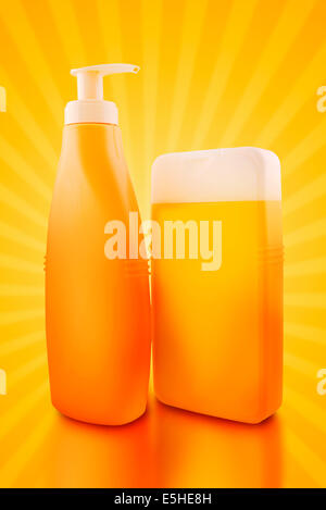 Sonnen-Öl oder Sonnenschutz-Flaschen. Leere gelbe Kunststoff-Flaschen.