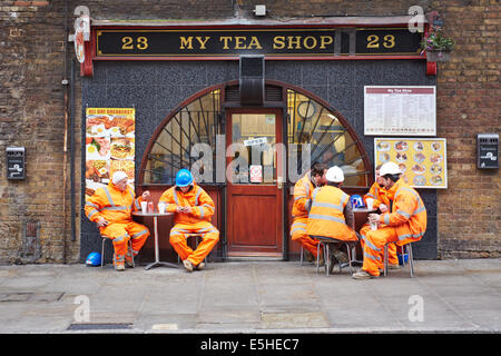 Arbeiter eine Pause vor der Tee-Shop in London Stockfoto