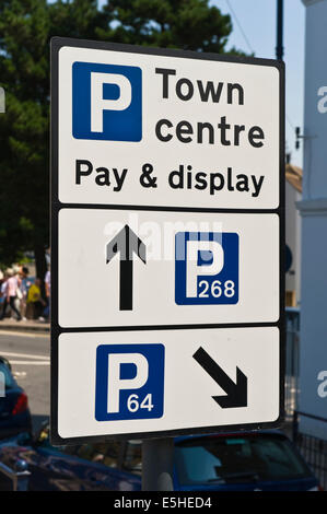 Wegweiser für Stadt Center Zahlen & Display Parkplatz am Whitstable Kent England UK Stockfoto
