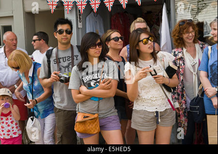 Besucher, die mit Smartphones & Digitalkameras Foto Oyster Festival Parade am Whitstable Kent England UK Stockfoto