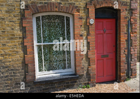 Rot Front Holztür & Schärpe Schiebefenster des historischen Gebäudes in Whitstable Kent England UK Stockfoto