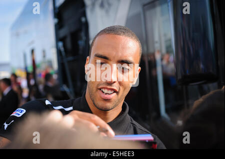 James Perch Unterzeichnung Autogramme nach einem Vorbereitungsspiel im Cardiff City Stadium, August 2012. Stockfoto