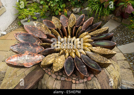 HUGH MILLER'S COTTAGE UND GARTEN EINE METALLSKULPTUR EIN AMMONIT FOSSIL IN CROMARTY AUF DER BLACK ISLE-SCHOTTLAND Stockfoto