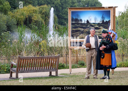 London, UK. 1. August 2014. Fotograf Mike St. Maur Sheil auf Felder der Schlacht Ländereien des Friedens 14-18 Ausstellung gesponsert The Royal British Legion im Freien in St. James' Park, London, England. Die Ausstellung erinnert an die Hundertjahrfeier des ersten Weltkriegs und beginnt am 4. August, zum 100. Geburtstag des ersten Weltkrieges in Großbritannien. Es läuft bis November.  Mike hält die Loos-Fußball, die die London Irish Rifles über No Mans Land am 25. September 1915 begann, wie sie die deutschen Stellungen in der Stadt von Loos angegriffen. Bildnachweis: Paul Brown/Alamy Live-Nachrichten Stockfoto