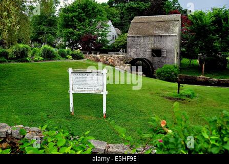 SANDWICH (CAPE COD), MASSACHUSETTS: Der kleine hölzerne Dexters Grist Mill und Wasserrad gebaut, im Jahre 1637 und noch gebräuchlich Stockfoto