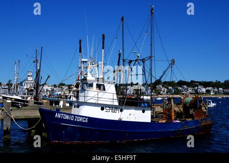 PROVINCETOWN, MASSACHUSETTS: Eine blaue und weiße Trawler Fischerboot am MacMillan Wharf verankert Stockfoto
