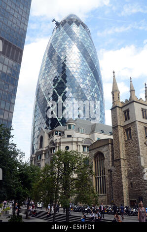 London, UK, 31. Juli 2014, The Norman Foster entworfen, Turm 30 St Mary Axe im Herzen von Londons Finincial Bereich, den Spitznamen The Gherkin für seine markante Form, wurde in Gläubigerschutz letztes Jahr genommen. Deloitte Real Estate und Savills erwarten Interesse am Gebäude von auf der ganzen Welt kommen. Das Gebäude wird voraussichtlich für mehr als £ 650 Millionen zu verkaufen. Stockfoto