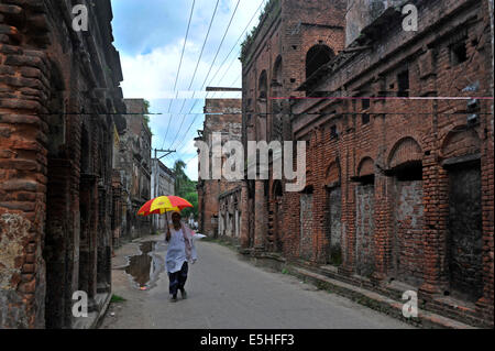 Menschen in Shonargaon Panam Altstadt genießen. Shonargaon, bedeutet "Gold", es ist ein 19. Jahrhundert alten Handelszentrum von Baumwollstoffen in britischer Zeit und jetzt abgeschieden. © Mohammad Asad/Pacific Press/Alamy Live-Nachrichten Stockfoto