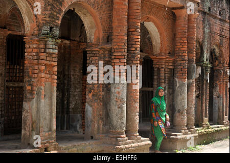 Menschen in Shonargaon Panam Altstadt genießen. Shonargaon, bedeutet "Gold", es ist ein 19. Jahrhundert alten Handelszentrum von Baumwollstoffen in britischer Zeit und jetzt abgeschieden. © Mohammad Asad/Pacific Press/Alamy Live-Nachrichten Stockfoto