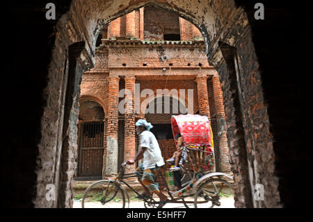 Menschen in Shonargaon Panam Altstadt genießen. Shonargaon, bedeutet "Gold", es ist ein 19. Jahrhundert alten Handelszentrum von Baumwollstoffen in britischer Zeit und jetzt abgeschieden. © Mohammad Asad/Pacific Press/Alamy Live-Nachrichten Stockfoto