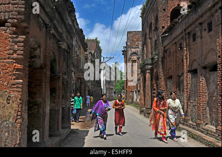 Menschen in Shonargaon Panam Altstadt genießen. Shonargaon, bedeutet "Gold", es ist ein 19. Jahrhundert alten Handelszentrum von Baumwollstoffen in britischer Zeit und jetzt abgeschieden. © Mohammad Asad/Pacific Press/Alamy Live-Nachrichten Stockfoto