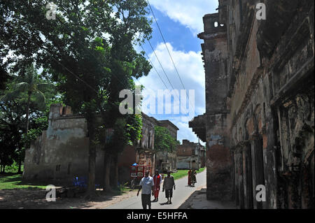 Menschen in Shonargaon Panam Altstadt genießen. Shonargaon, bedeutet "Gold", es ist ein 19. Jahrhundert alten Handelszentrum von Baumwollstoffen in britischer Zeit und jetzt abgeschieden. © Mohammad Asad/Pacific Press/Alamy Live-Nachrichten Stockfoto