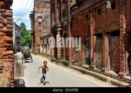 Menschen in Shonargaon Panam Altstadt genießen. Shonargaon, bedeutet "Gold", es ist ein 19. Jahrhundert alten Handelszentrum von Baumwollstoffen in britischer Zeit und jetzt abgeschieden. © Mohammad Asad/Pacific Press/Alamy Live-Nachrichten Stockfoto