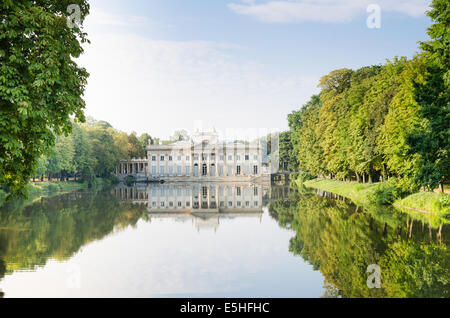 Palast auf dem Wasser im Lazienki Park Stockfoto