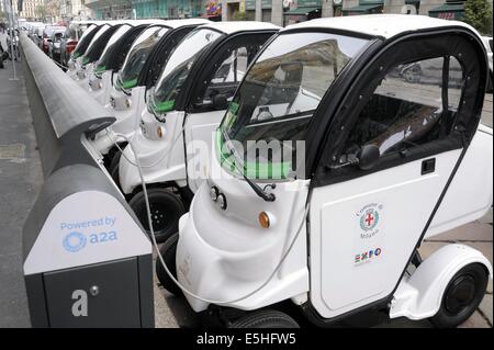 Parkplätze für Elektroautos bis hin zu Carsharing-Mailand, Italien Stockfoto