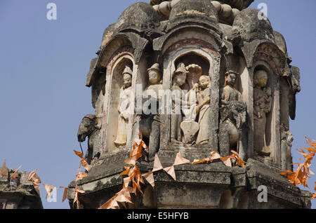 Figuren der Gottheiten in Stuck geformt. Kashi Vishweshwar Tempel, Mahuli Sangam, Satara, Maharashtra, Indien Stockfoto