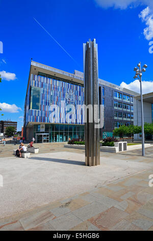 Danum Skulptur und Civic Office in Sir Nigel Gresley Square, Waterdale, Doncaster, South Yorkshire, England, UK. Stockfoto