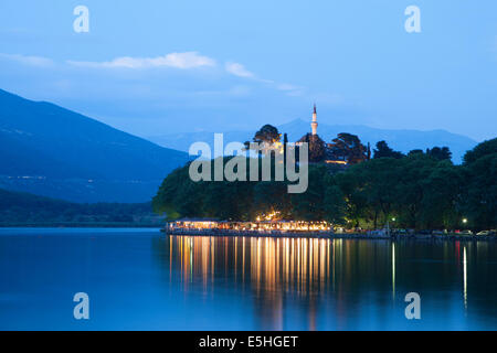 Ioannina Stadt in Griechenland. Blick auf den See und die Moschee Stockfoto