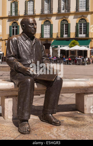 Spanien Andalusien, Malaga, Plaza Merced, Picasso statue Stockfoto