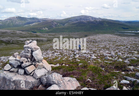 Zwei Hügel Wanderer Richtung hinunter die schottischen Berg-Canisp mit Conival und Breabag im Hintergrund. Stockfoto