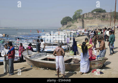 Pilgrrims am Triveni Sangam, Prayag, Allahabad, Uttar Pradesh, Indien Stockfoto