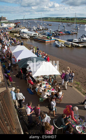 Topsham der längste Tisch Devon England UK Bewohner füllen die Straßen und Kai mit Food & Getränke für die Gemeinschaft zu feiern Stockfoto