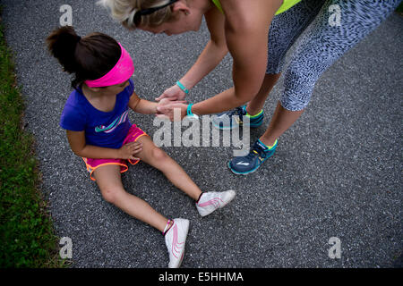 Nächstenliebe Bashore ist ein US Army Reserve Medic, Marathonläufer, öffentliche Gesundheit Fürsprecher und Mutter. Sie hebt ihre Tochter Lillia Stockfoto