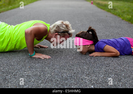 Nächstenliebe Bashore ist ein US Army Reserve Medic, Marathonläufer, öffentliche Gesundheit Fürsprecher und Mutter. Sie hebt ihre Tochter Lillia Stockfoto