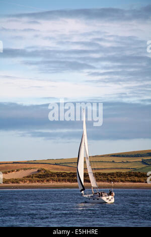 Segeln im Abendlicht bei Sandbanks mit den Purbecks in der Ferne, Dorset UK im Juli Stockfoto