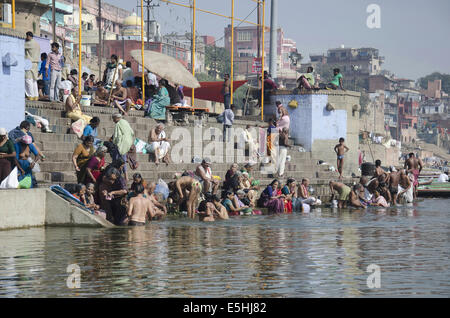 Pilger, wobei ein heiliges Bad im Ganges, Varanasi, Benares, Uttar Pradesh, Indien Stockfoto