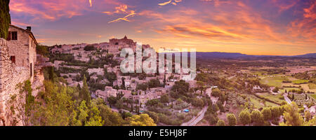 Das historische Dorf Gordes in der Provence, Frankreich bei Sonnenaufgang Stockfoto