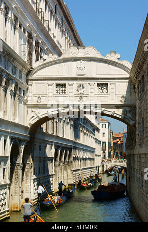 Venedig, Italien - 21. August 2012: Seufzerbrücke und Touristen auf Gondeln für eine Sightseeing-Tour entlang den Kanälen von Venedig. Stockfoto