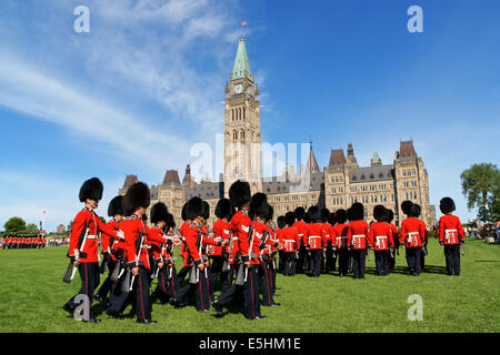 Ottawa, Kanada - 8. August 2008: Wachablösung vor dem Parlament von Kanada am Parliament Hill in Ottawa, Canad Stockfoto