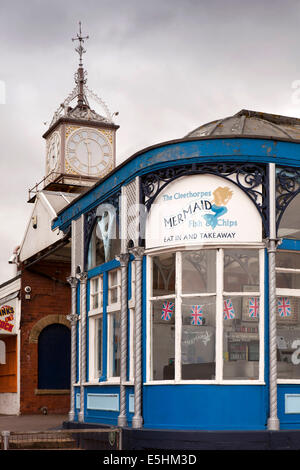 Großbritannien, England, Lincolnshire, Cleethorpes, viktorianischen Station Clock Tower hinter Mermaid Restaurant werfen Eisenkonstruktion Stockfoto