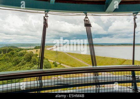 Oberbecken des Pumpspeicherkraftwerks gesehen von der kaschubischen Auge (Kaszubskie Oko) Turm in Gnewin, Polen Żarnowiec Stockfoto