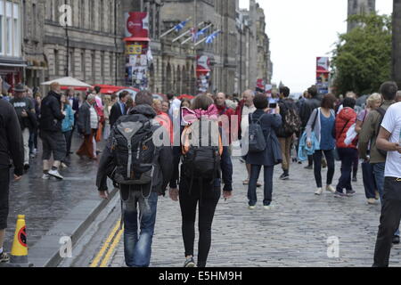 Edinburgh, UK. 1. August 2014. Edinburgh Fringe 2014 Tag 1 der 2014 Edinburgh Fringe, Straßenkünstlern und Menschenmengen drängen sich an den Hauptstadt-Kredit: Rob Gray/Alamy Live News Stockfoto