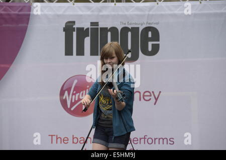 Edinburgh, UK. 1. August 2014. Edinburgh Fringe 2014 Tag 1 der 2014 Edinburgh Fringe, Straßenkünstlern und Menschenmengen drängen sich an den Hauptstadt-Kredit: Rob Gray/Alamy Live News Stockfoto