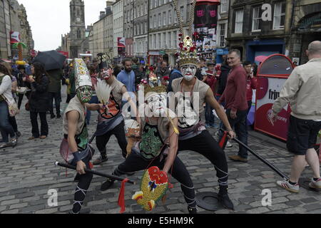 Edinburgh, UK. 1. August 2014. Edinburgh Fringe 2014 Tag 1 der 2014 Edinburgh Fringe, Straßenkünstlern und Menschenmengen drängen sich an den Hauptstadt-Kredit: Rob Gray/Alamy Live News Stockfoto