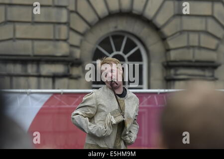 Edinburgh, UK. 1. August 2014. Edinburgh Fringe 2014 Tag 1 der 2014 Edinburgh Fringe, Straßenkünstlern und Menschenmengen drängen sich an den Hauptstadt-Kredit: Rob Gray/Alamy Live News Stockfoto