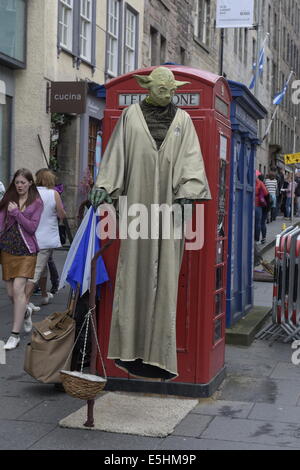 Edinburgh, UK. 1. August 2014. Edinburgh Fringe 2014 Tag 1 der 2014 Edinburgh Fringe, Straßenkünstlern und Menschenmengen drängen sich an den Hauptstadt-Kredit: Rob Gray/Alamy Live News Stockfoto