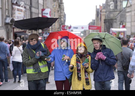 Edinburgh, UK. 1. August 2014. Edinburgh Fringe 2014 Tag 1 der 2014 Edinburgh Fringe, Straßenkünstlern und Menschenmengen drängen sich an den Hauptstadt-Kredit: Rob Gray/Alamy Live News Stockfoto