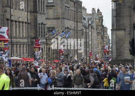 Edinburgh, UK. 1. August 2014. Edinburgh Fringe 2014 Tag 1 der 2014 Edinburgh Fringe, Straßenkünstlern und Menschenmengen drängen sich an den Hauptstadt-Kredit: Rob Gray/Alamy Live News Stockfoto