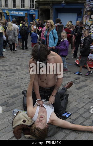 Edinburgh, UK. 1. August 2014. Edinburgh Fringe 2014 Tag 1 der 2014 Edinburgh Fringe, Straßenkünstlern und Menschenmengen drängen sich an den Hauptstadt-Kredit: Rob Gray/Alamy Live News Stockfoto