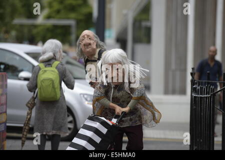 Edinburgh, UK. 1. August 2014. Edinburgh Fringe 2014 Tag 1 der 2014 Edinburgh Fringe, Straßenkünstlern und Menschenmengen drängen sich an den Hauptstadt-Kredit: Rob Gray/Alamy Live News Stockfoto