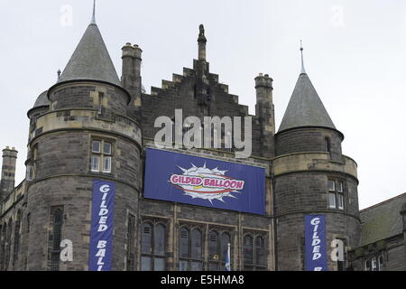 Edinburgh, UK. 1. August 2014. Edinburgh Fringe 2014 Tag 1 der 2014 Edinburgh Fringe, Straßenkünstlern und Menschenmengen drängen sich an den Hauptstadt-Kredit: Rob Gray/Alamy Live News Stockfoto