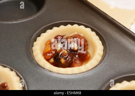 Nahaufnahme eines traditionellen Hackfleisch in Blätterteig-Shell einen Mince Pie zu machen Stockfoto