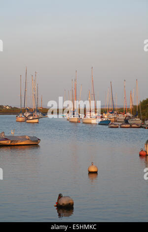 Boote, die an einem Abend im August auf dem River Stour am Christchurch Town Quay, Dorset, Großbritannien, festgemacht wurden Stockfoto