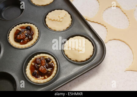 Verfahren zur Herstellung von Mince Pies mit Gebäck und traditionellen Hackfleisch-Füllung Stockfoto