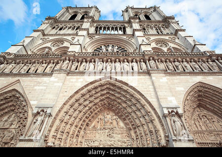 Notre Dame de Paris Kathedrale Fassade in Frankreich, blauer Himmel Stockfoto