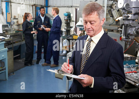 Besitzer des Engineering-Fabrik mit Personal im Hintergrund Stockfoto